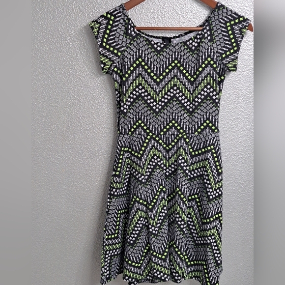 Ultra Flirt Fit & Flare Chevron Patterned Mini Dress    Size XS - Picture 4 of 7